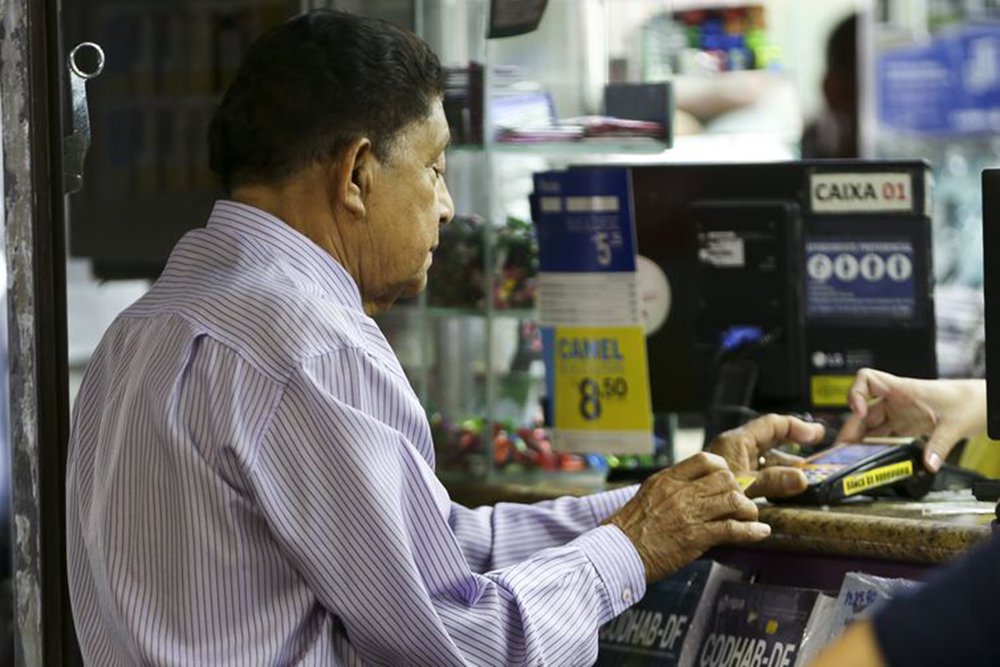 Recessão pós-golpe faz idosos adiarem saída do mercado de trabalho (Foto: Marcelo Camargo/Agência Brasil) Recessão pós-golpe faz idosos adiarem saída do mercado de trabalho