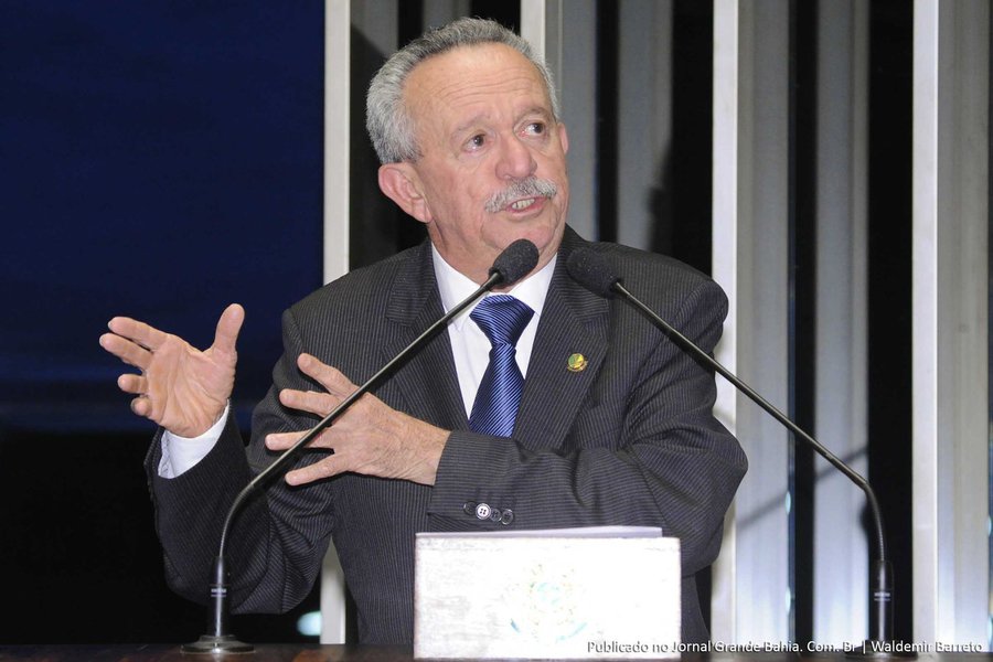 3º nas pesquisas, senador apela: Rapaz, me dê um voto; não custa nada! (Foto: Waldemir Barreto) 3º nas pesquisas, senador apela: Rapaz, me dê um voto; não custa nada!