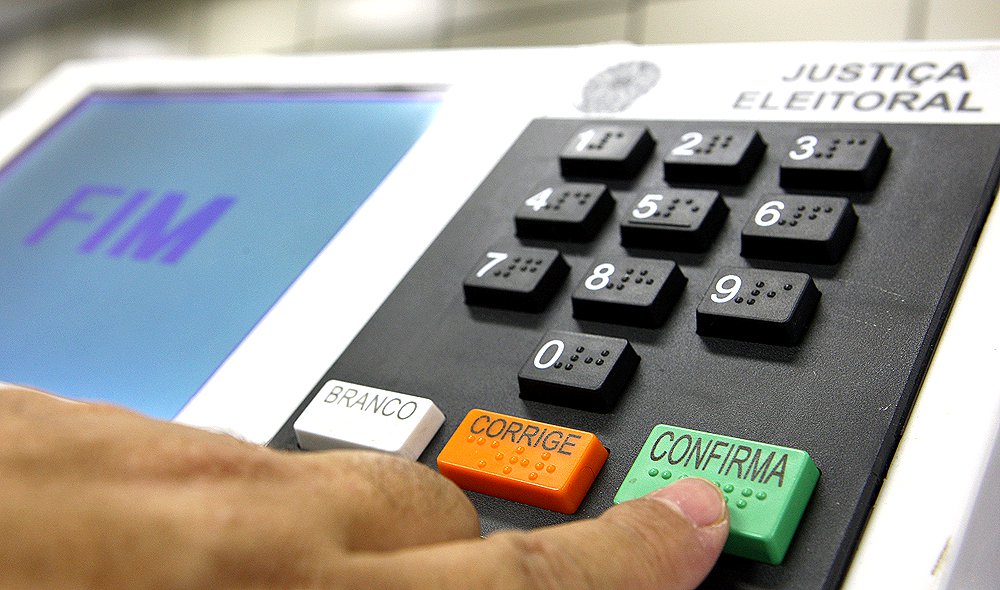 Juiz é afastado em Goiás após dizer que recolheria urnas para Exército fazer perícia Juiz é afastado em Goiás após dizer que recolheria urnas para Exército fazer perícia