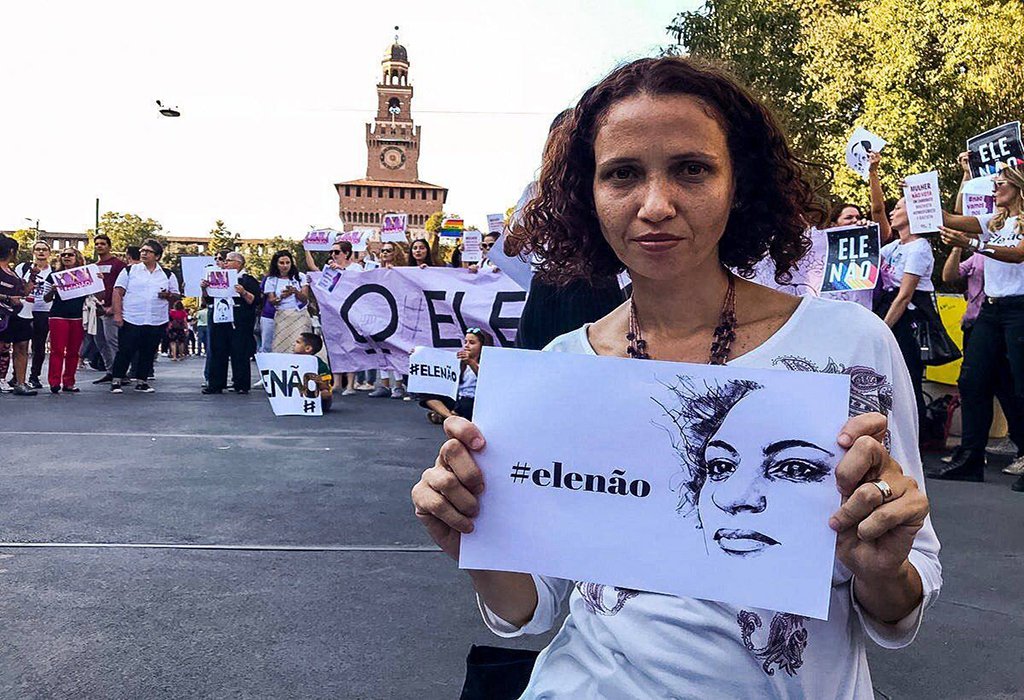 Vamos à luta para derrotar o ódio e pregar o amor, cantam mulheres na Itália (Foto: Mídia Ninja) Vamos à luta para derrotar o ódio e pregar o amor, cantam mulheres na Itália