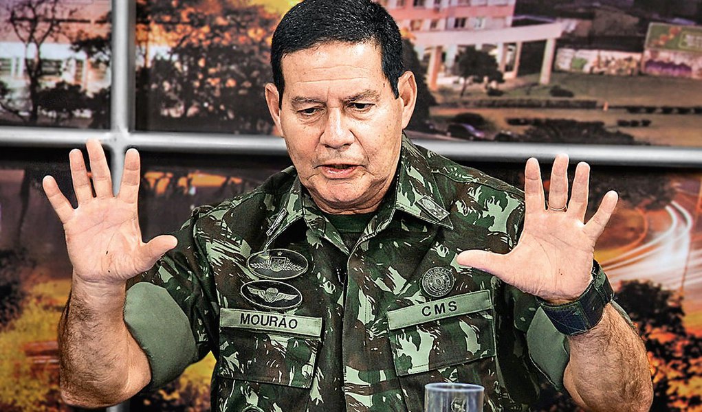 Pressionado sobre 13º, Mourão agora diz que não pode 'ser contra algo que recebe' Pressionado sobre 13º, Mourão agora diz que não pode 'ser contra algo que recebe'