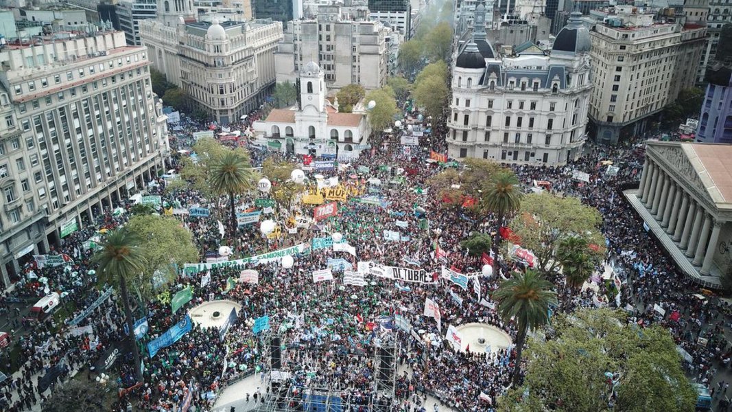 Povo argentino se mobiliza e faz greve geral. Macri zomba e lhe dá as costas Povo argentino se mobiliza e faz greve geral. Macri zomba e lhe dá as costas