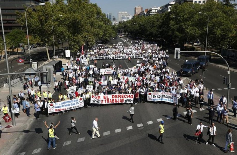 Motoristas de Uber e Cabify protestam em Madri contra esperadas mudanças na lei Motoristas de Uber e Cabify protestam em Madri contra esperadas mudanças na lei