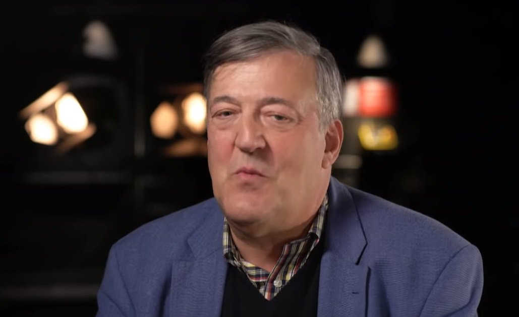 Stephen Fry sobre Bolsonaro: o discurso dele é aterrorizante (Foto: Reprodução) Stephen Fry sobre Bolsonaro: o discurso dele é aterrorizante