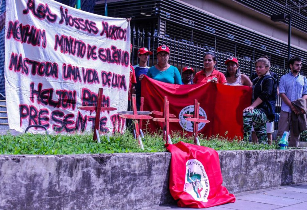 MST faz vigília para acompanhar novo julgamento do caso Elton Brum da Silva (Foto: Maiara Rauber/MST) MST faz vigília para acompanhar novo julgamento do caso Elton Brum da Silva