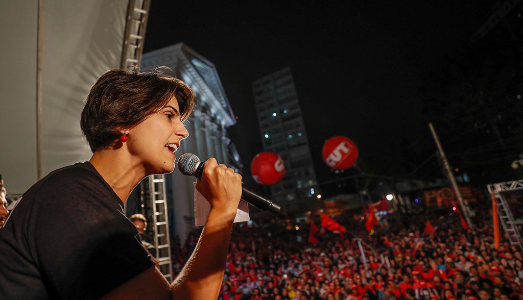 Manuela cobra investigação de ataque contra organizadora de grupo contra Bolsonaro (Foto: Stuckert) Manuela cobra investigação de ataque contra organizadora de grupo contra Bolsonaro