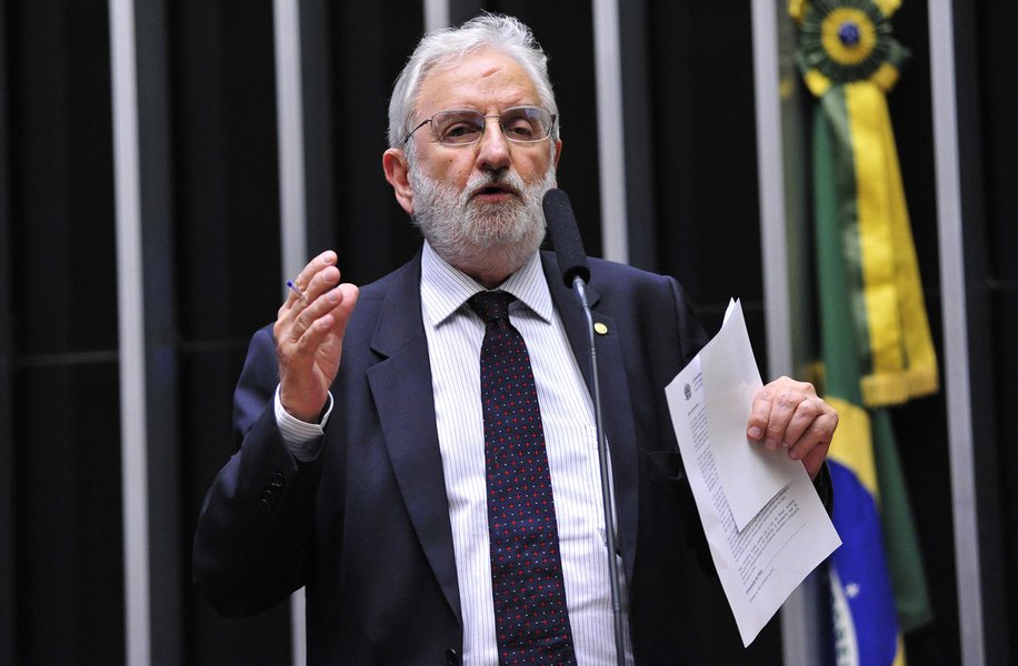 Valente: situação da Argentina deve servir de lição para o Brasil (Foto: LUIS MACEDO - CÂMARA) Valente: situação da Argentina deve servir de lição para o Brasil