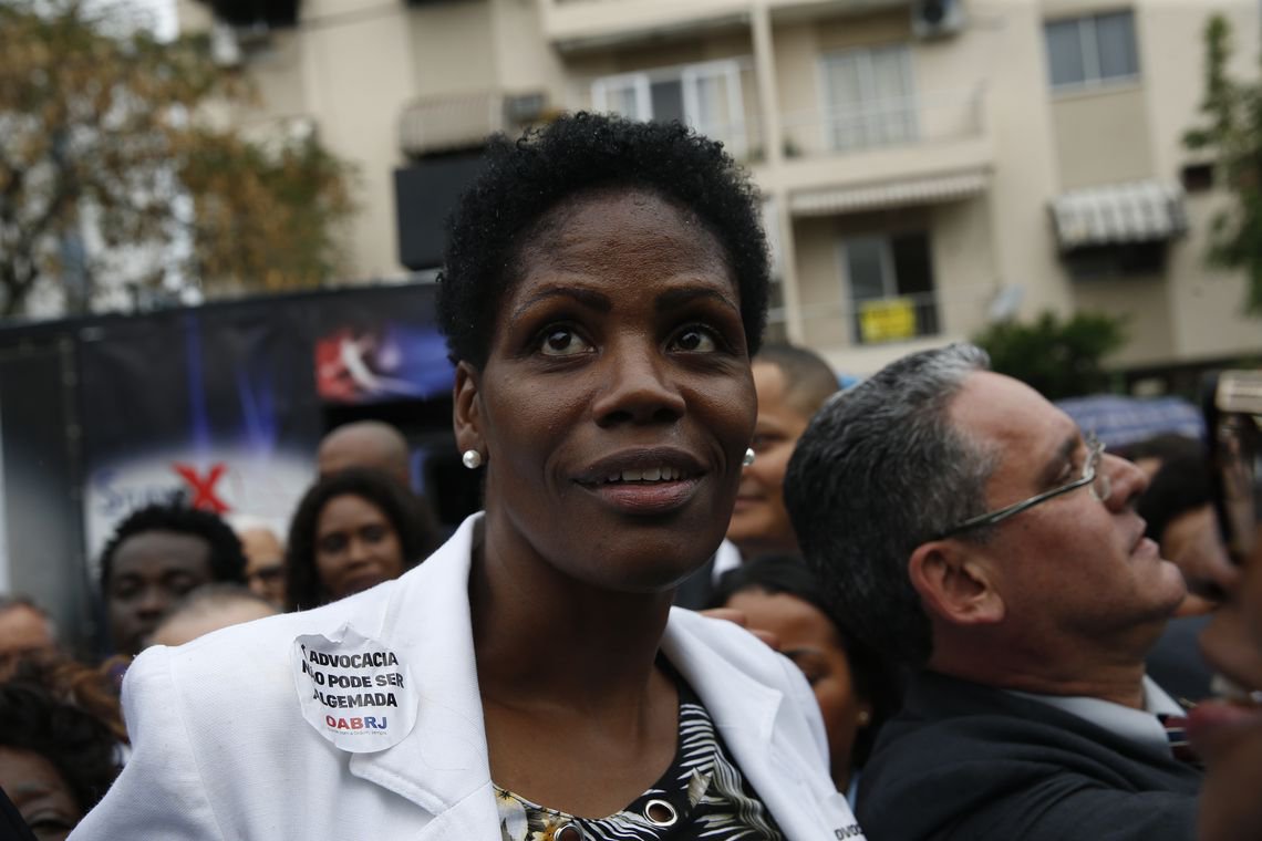 Juíza que mandou algemar advogada negra é inocentada Juíza que mandou algemar advogada negra é inocentada
