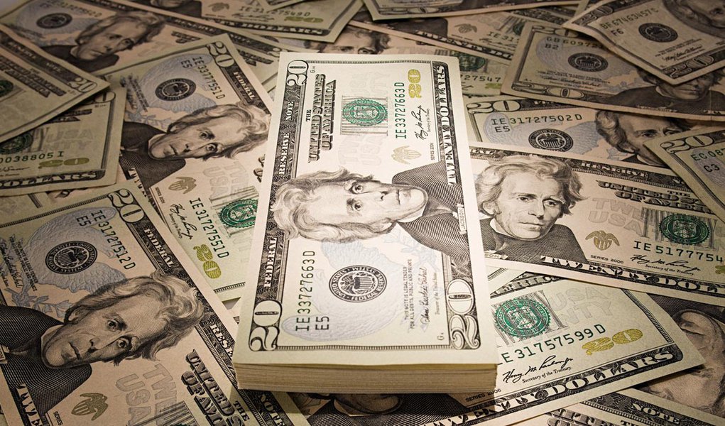 Recessão e dólar alto reduzem gastos de brasileiros no exterior em quase 21% Recessão e dólar alto reduzem gastos de brasileiros no exterior em quase 21%