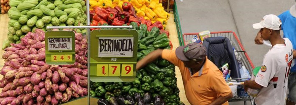 Mercado aumenta estimativa de inflação para 4,28% este ano (Foto: © Paulo Whitaker / Reuters) Mercado aumenta estimativa de inflação para 4,28% este ano