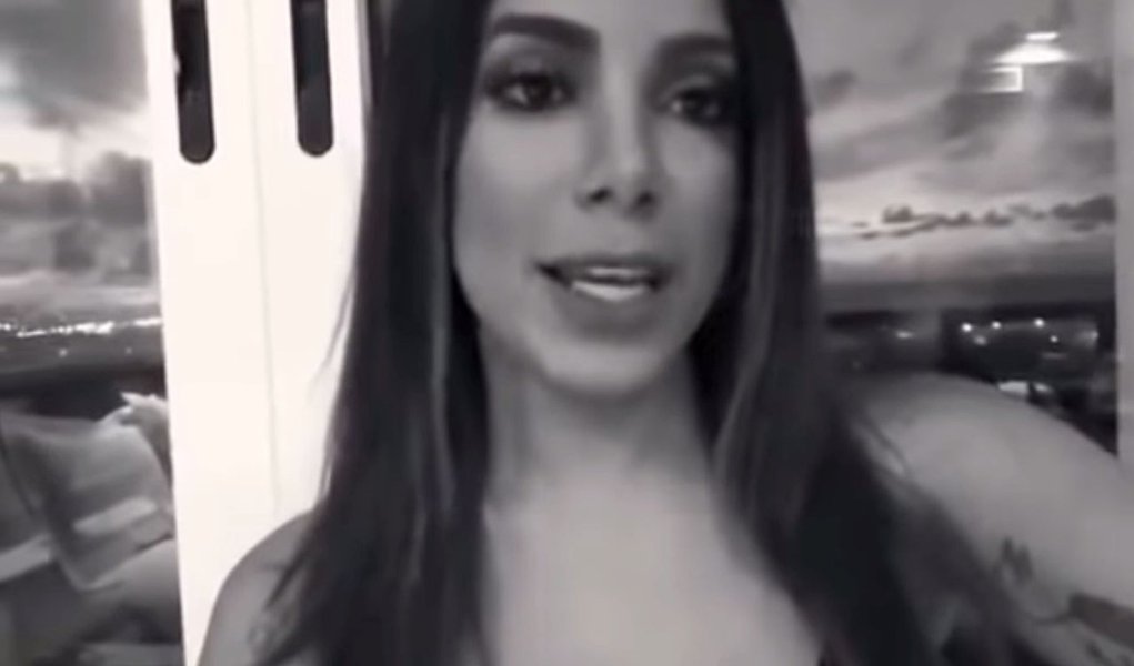 Anitta adere ao #EleNão e dispara: “Não apoio Bolsonaro” Anitta adere ao #EleNão e dispara: “Não apoio Bolsonaro”