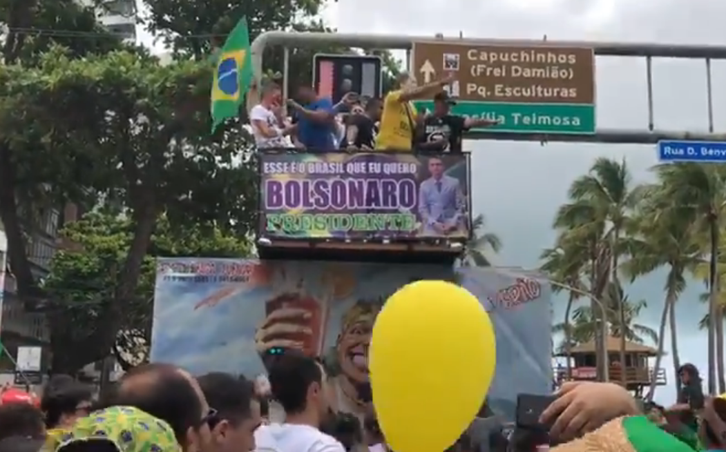Música de ato pró-Bolsonaro no Recife compara feministas a cadelas Música de ato pró-Bolsonaro no Recife compara feministas a cadelas