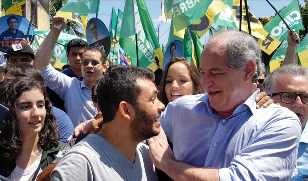 Ciro promete 'trabalho para os pais' e 'educação para os filhos' Ciro promete 'trabalho para os pais' e 'educação para os filhos'