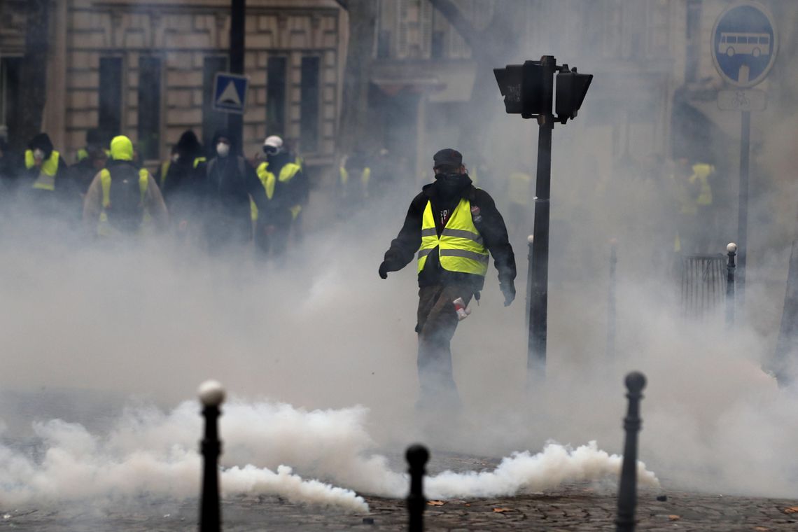 Novos protestos de coletes amarelos em Paris enfrentam repressão da polícia (Foto: Ian Langsdon/Agência EFE) Novos protestos de coletes amarelos em Paris enfrentam repressão da polícia