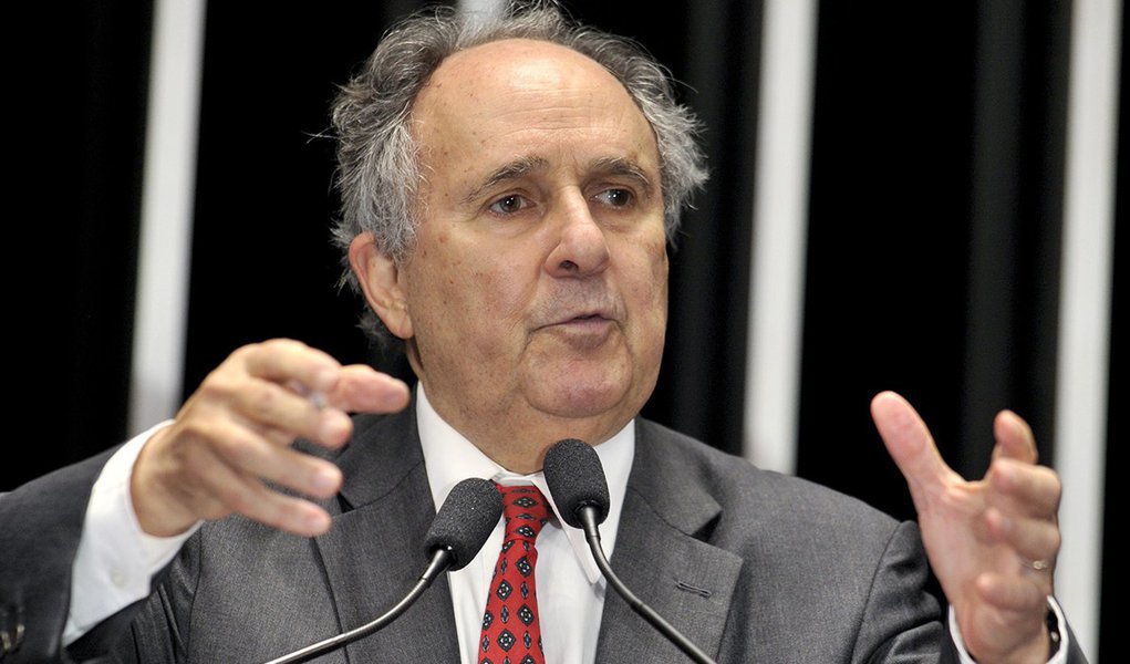 Cristovam critica política de armas e diz que Moro pode ser responsável por mortes (Foto: Waldemir Barreto/Agência Senado) Cristovam critica política de armas e diz que Moro pode ser responsável por mortes