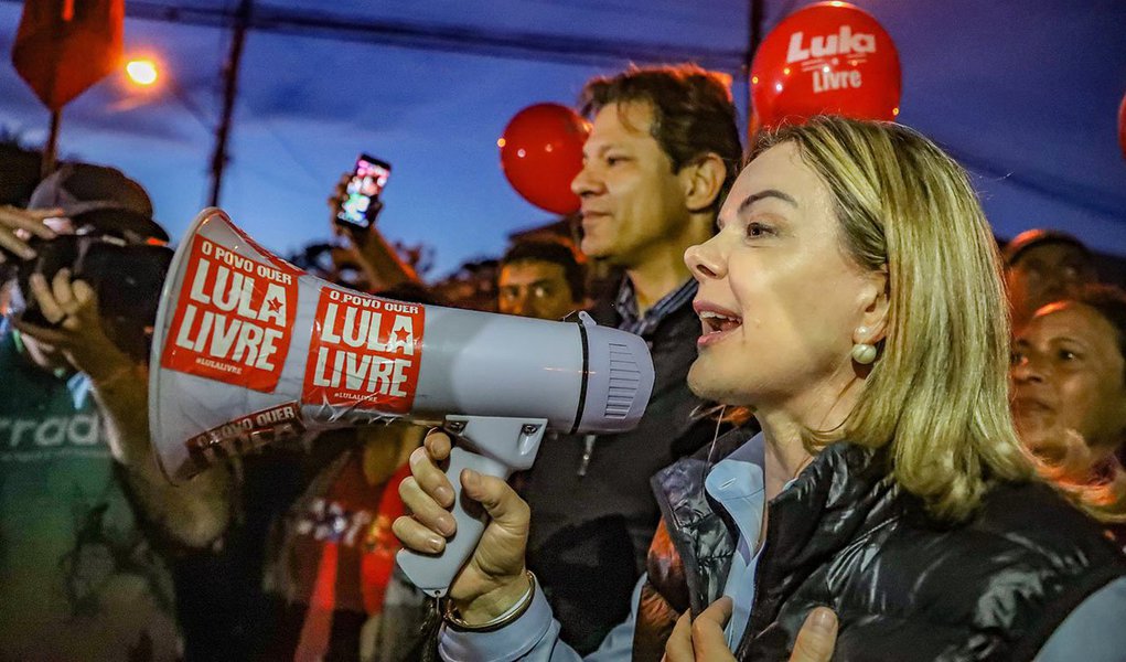 Gleisi Hoffmann inflama a militância e protagoniza o momento político (Foto: Ricardo Stuckert) Gleisi Hoffmann inflama a militância e protagoniza o momento político