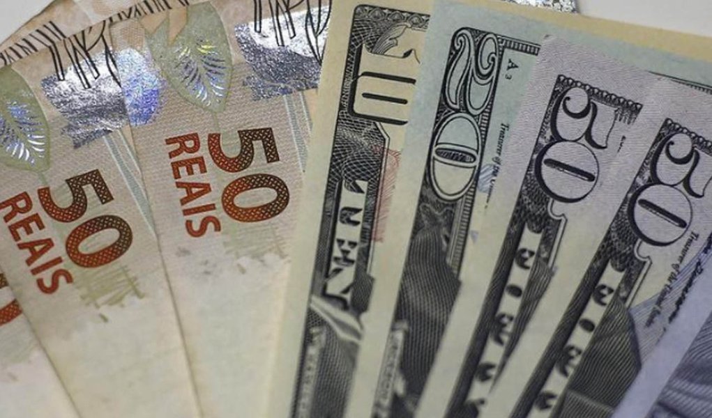 Dólar sobe e vai acima de R$ 3,93, maior patamar desde março de 2016 Dólar sobe e vai acima de R$ 3,93, maior patamar desde março de 2016