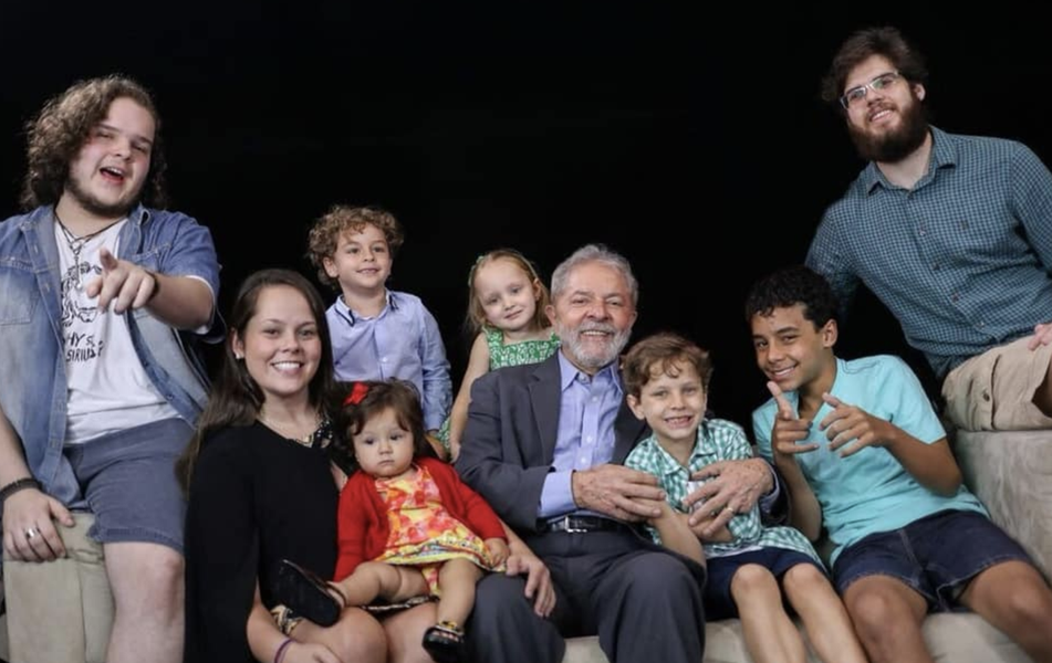 Nos manteremos firmes, unidos e de mãos dadas, dizem netos a Lula (Foto: Ricardo Stuckert) Nos manteremos firmes, unidos e de mãos dadas, dizem netos a Lula