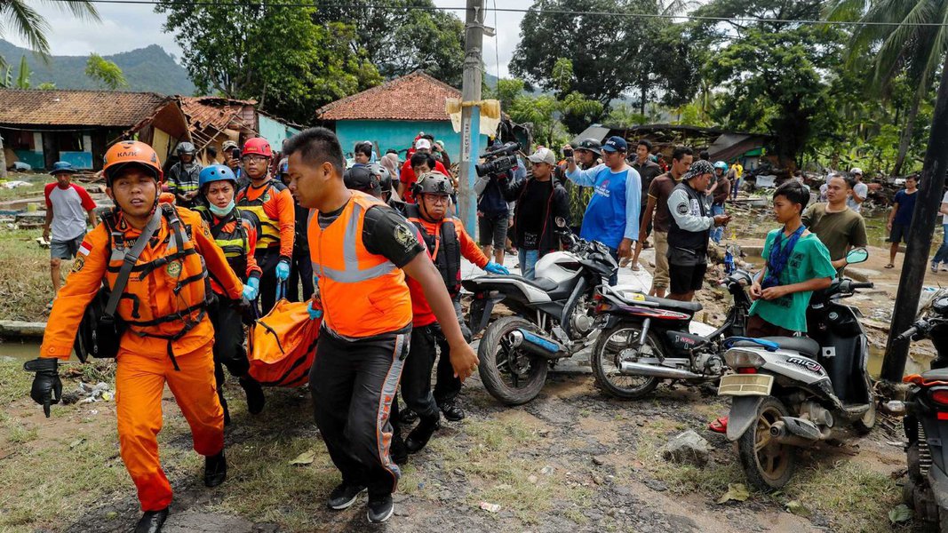 Número de vítimas de tsunami na Indonésia ultrapassa 400 mortos (Foto: Jorge Silva/Reuters) Número de vítimas de tsunami na Indonésia ultrapassa 400 mortos