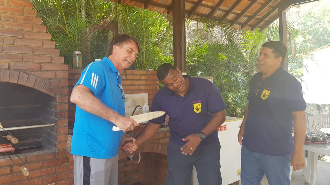 Em nova jogada de marketing, Bolsonaro 'brinca' de esfaquear militar Em nova jogada de marketing, Bolsonaro 'brinca' de esfaquear militar