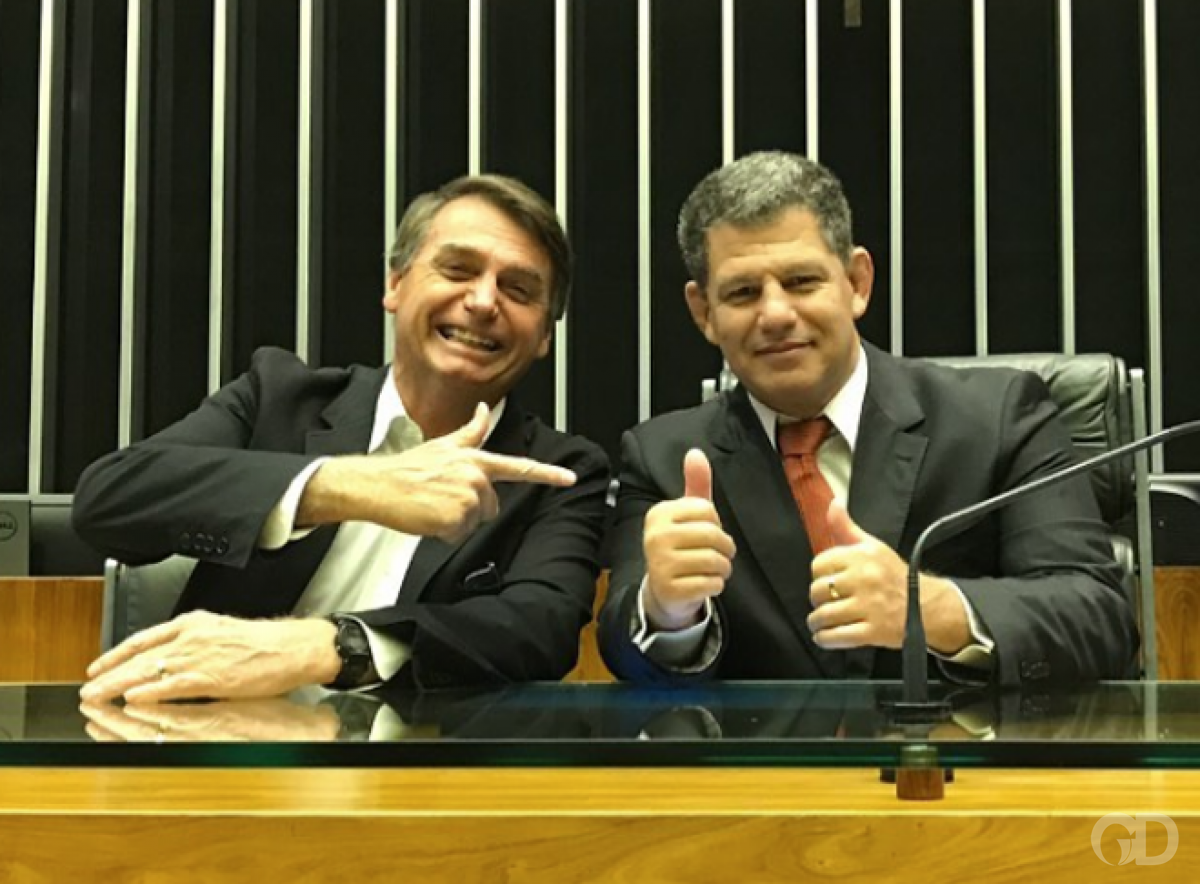 Bolsonaro quer revogar regulamentações 'que só servem para arrecadação' Bolsonaro quer revogar regulamentações 'que só servem para arrecadação'