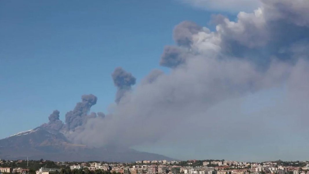 Maior vulcão da Europa, Monte Etna entra em erupção na Itália (Foto: REUTERS TV) Maior vulcão da Europa, Monte Etna entra em erupção na Itália