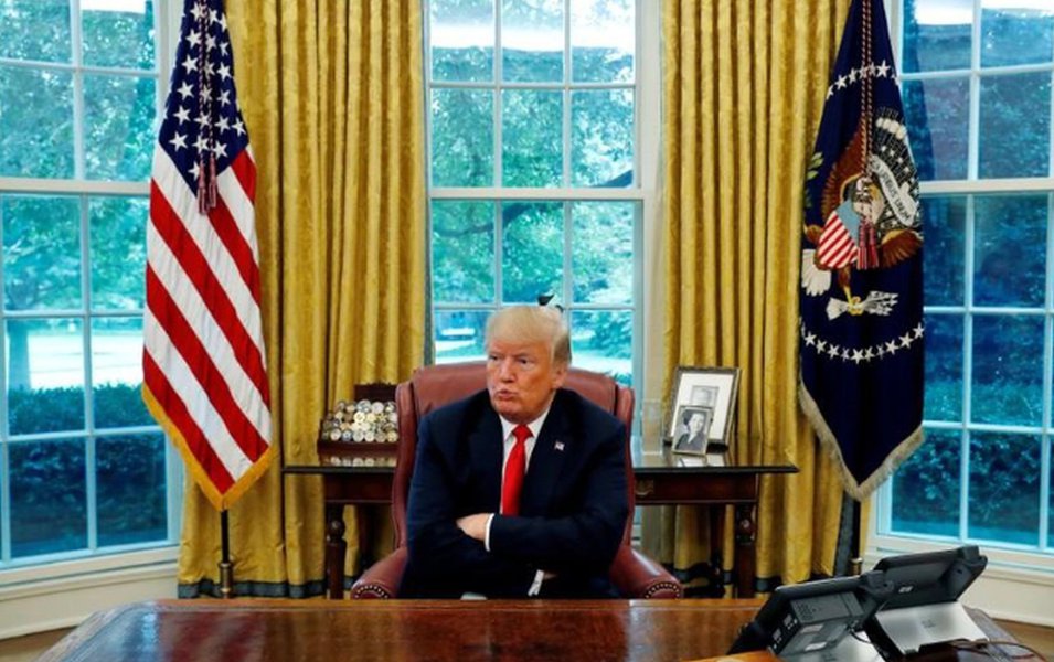 Trump diz que é "muito perigoso" quando redes sociais regulam seu próprio conteúdo Trump diz que é "muito perigoso" quando redes sociais regulam seu próprio conteúdo