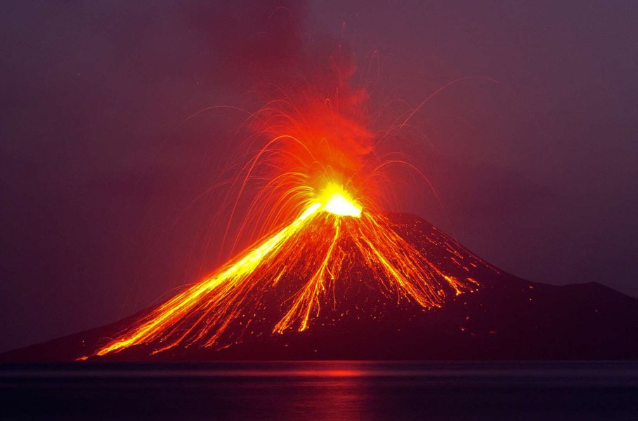 Vulcão Anak Krakatoa entra em erupção horas antes do tsunami na Indonésia (VÍDEO) (Foto: Stringer/Reuters) Vulcão Anak Krakatoa entra em erupção horas antes do tsunami na Indonésia (VÍDEO)