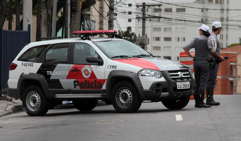 Policiais militares sofrem com "mordaça", baixa remuneração e equipamento precário Policiais militares sofrem com "mordaça", baixa remuneração e equipamento precário