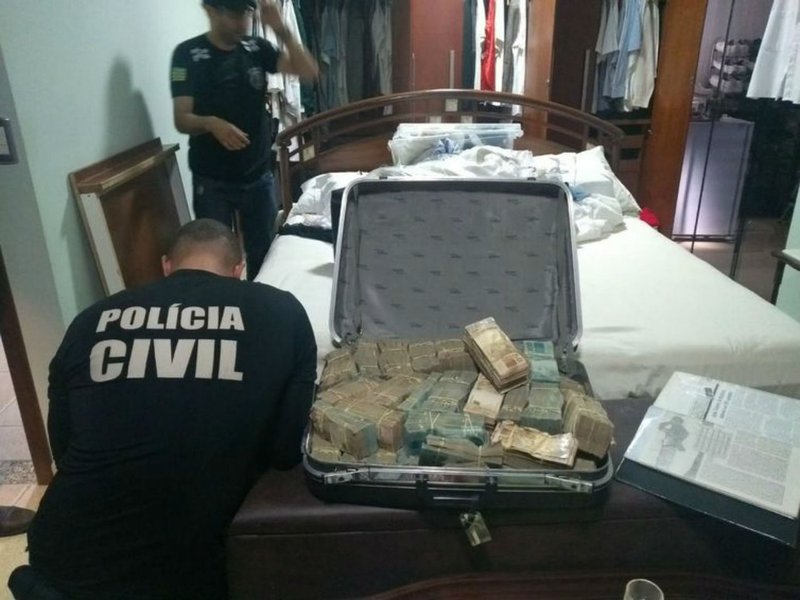 Polícia encontra dinheiro e jóias em fundo falso em casa de João de Deus Polícia encontra dinheiro e jóias em fundo falso em casa de João de Deus