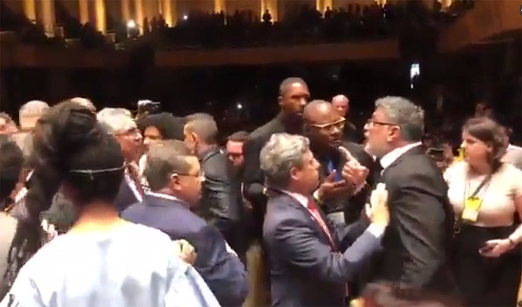 A diplomação dos sem diplomacia A diplomação dos sem diplomacia