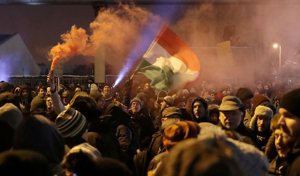 Húngaros vão às ruas por liberdade de expressão e protestam contra seu Bolsonaro (Foto: REUTERS/Marko Djurica) Húngaros vão às ruas por liberdade de expressão e protestam contra seu Bolsonaro