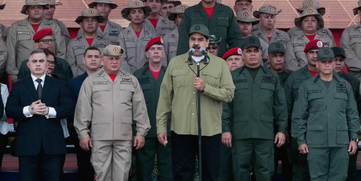 Maduro diz que milícia bolivariana protegerá país de EUA, Brasil e Colômbia Maduro diz que milícia bolivariana protegerá país de EUA, Brasil e Colômbia