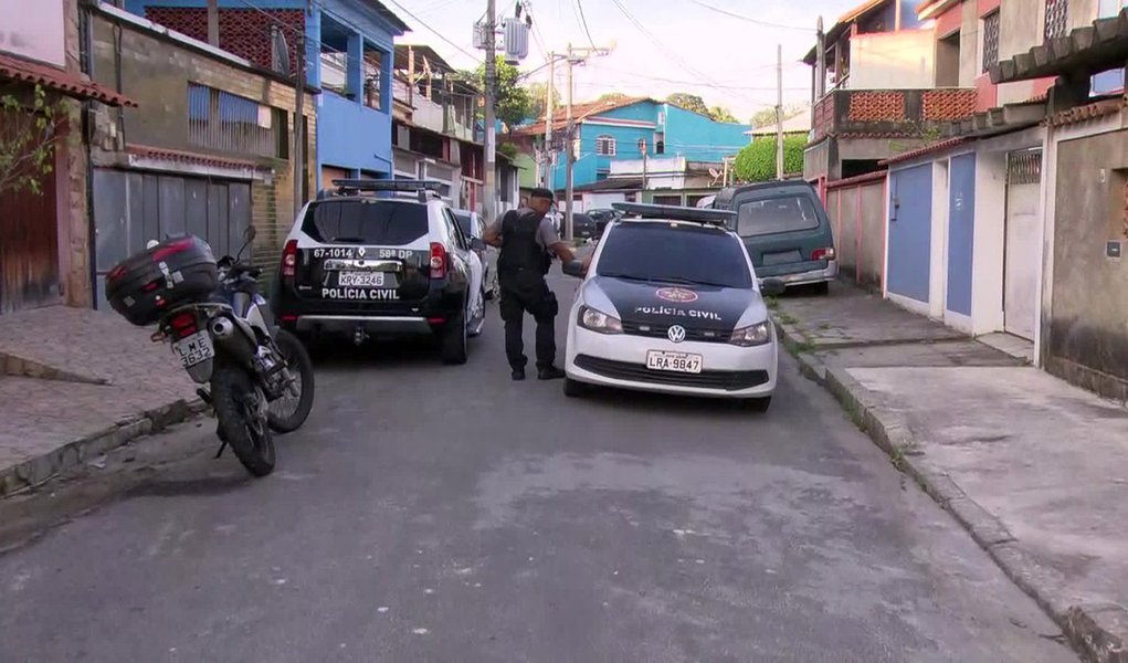 Polícia e Exército realizam no Rio operação contra milícia (Foto: Reprodução / TV Globo) Polícia e Exército realizam no Rio operação contra milícia