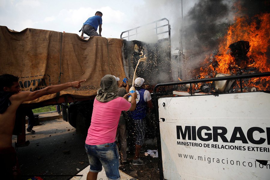 Ajuda humanitária à Venezuela foi queimada pela oposição e não pelas forças de Maduro (Foto: MARCO BELLO/Reuters) www.brasil247.com - Ajuda humanitária à Venezuela foi queimada pela oposição e não pelas forças de Maduro