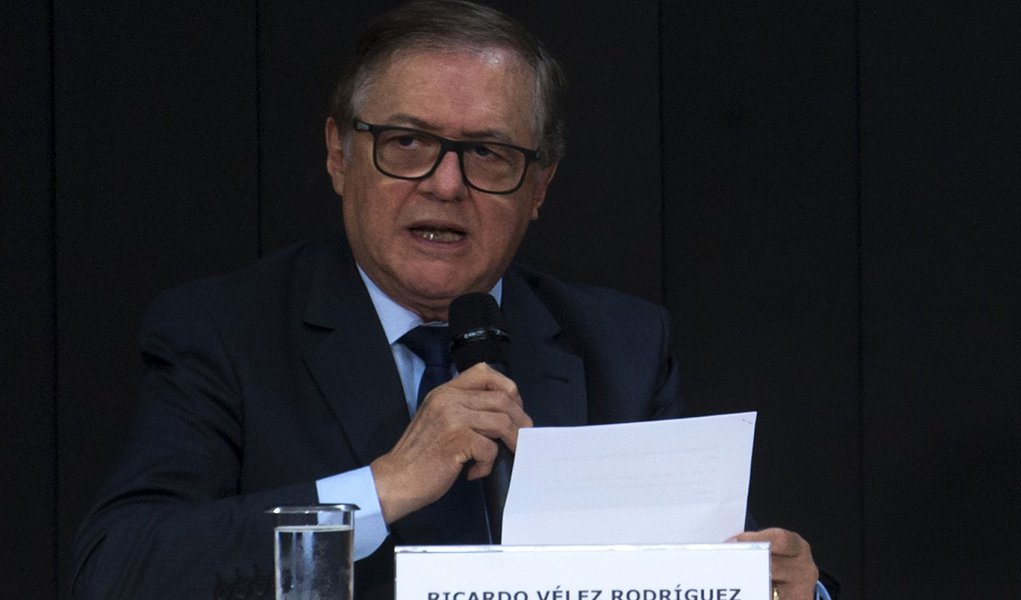 Doutrinação ideológica. É o que o MEC faz, ferindo a Lei (Foto: Marcello Casal Jr/Agência Brasi) Doutrinação ideológica. É o que o MEC faz, ferindo a Lei