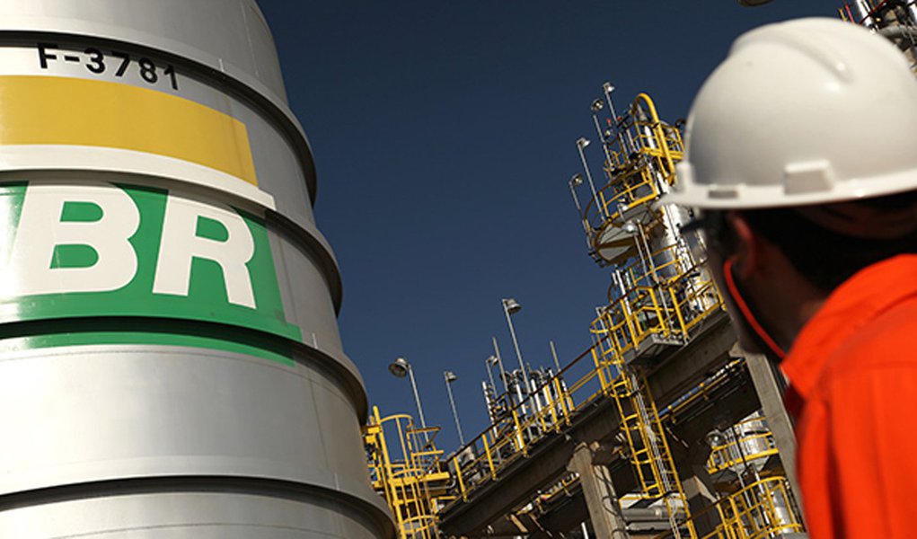 Privatização das refinarias pode aumentar valor do combustível, refletindo em alimentos e transporte (Foto: ago.2012) Privatização das refinarias pode aumentar valor do combustível, refletindo em alimentos e transporte