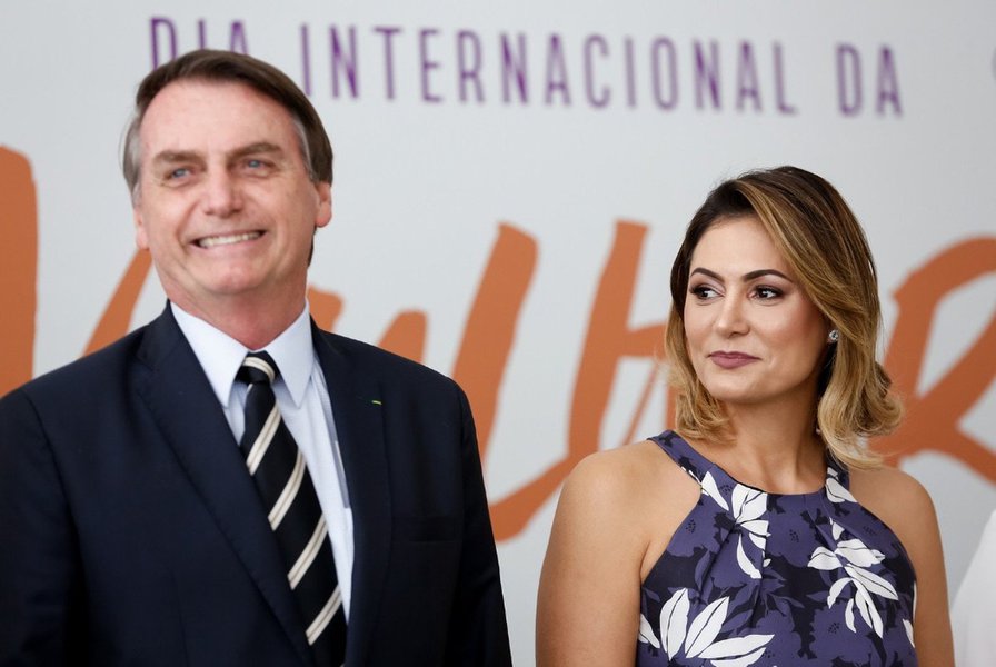 Avó e tia de Michele Bolsonaro vivem em favela de Brasília e primeira-dama não as vê há 6 anos Avó e tia de Michele Bolsonaro vivem em favela de Brasília e primeira-dama não as vê há 6 anos