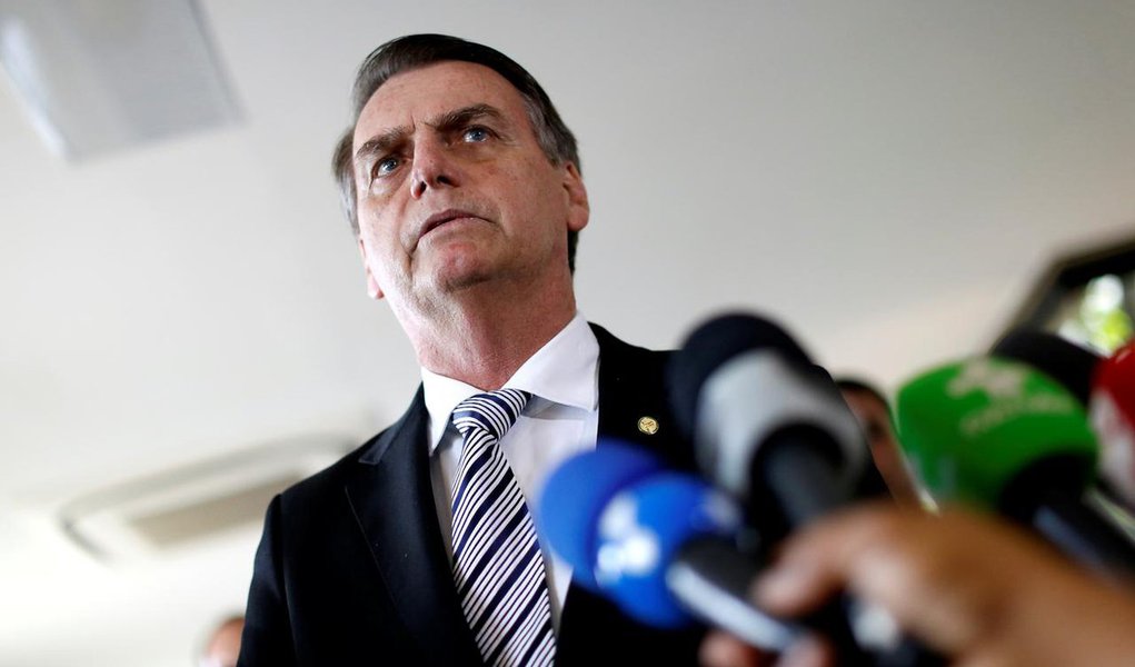 Bolsonaro faz ameaça velada ao Congresso: se o cassarem, ele fecha Bolsonaro faz ameaça velada ao Congresso: se o cassarem, ele fecha