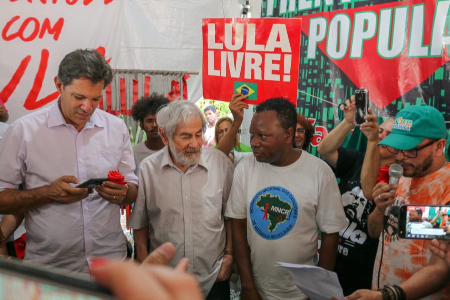Lula aos catadores: acharam que iam nos separar no Natal, se enganaram (Foto: Eduardo Matysiak) Lula aos catadores: acharam que iam nos separar no Natal, se enganaram