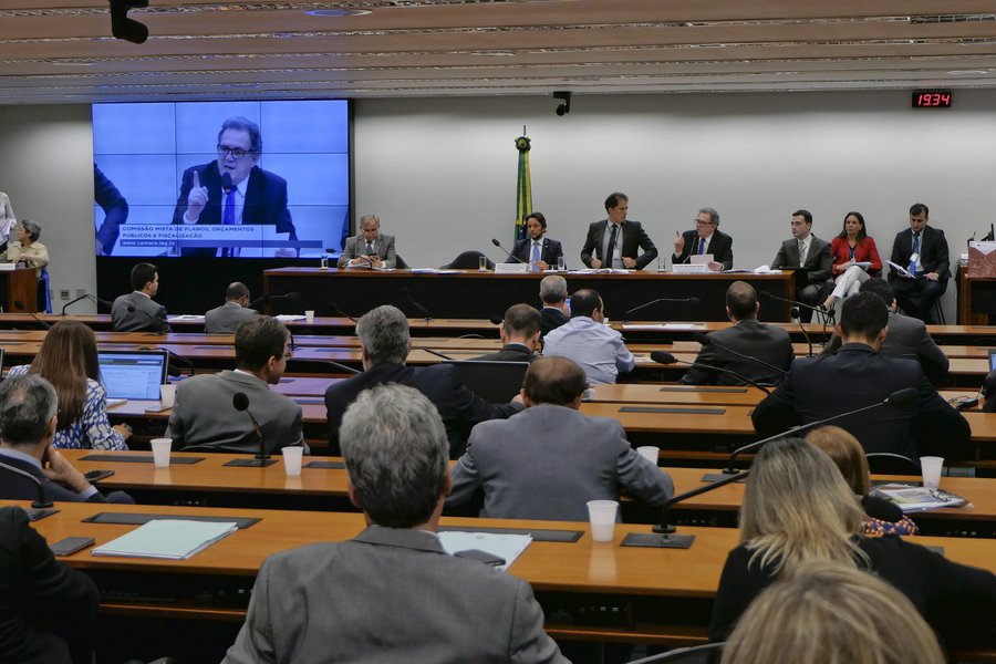 Comissão mista aprova orçamento com rombo de R$ 139 bilhões para 2019 Comissão mista aprova orçamento com rombo de R$ 139 bilhões para 2019