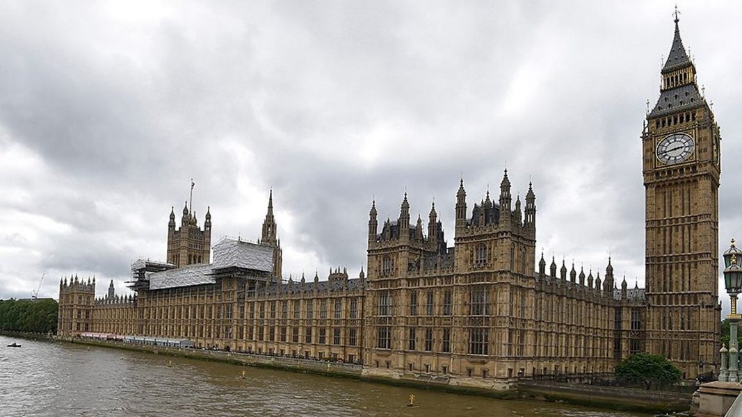 Polícia investiga pacote suspeito perto do parlamento britânico (Foto: Reuters) Polícia investiga pacote suspeito perto do parlamento britânico