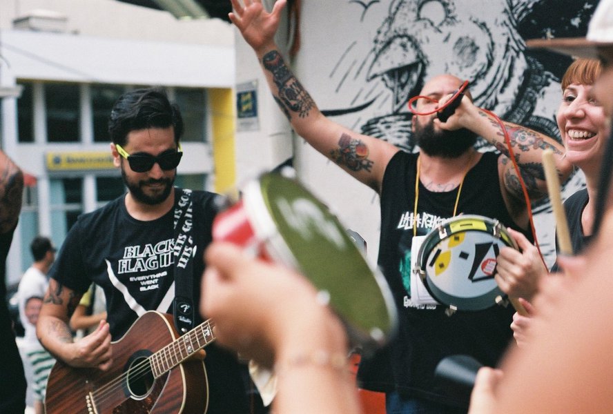 Doutor, eu não me engano, o Bolsonaro é miliciano, cantam foliões em SP Doutor, eu não me engano, o Bolsonaro é miliciano, cantam foliões em SP