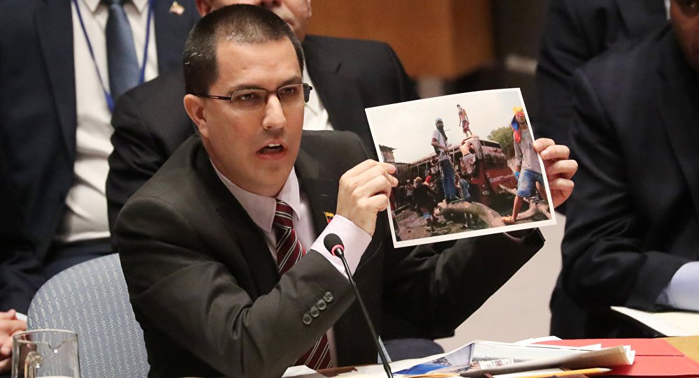 Arreaza diz que cargas de 'ajuda humanitária' continham material para 'fabricar armas' Arreaza diz que cargas de 'ajuda humanitária' continham material para 'fabricar armas'