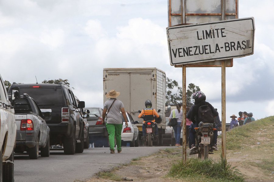 Ambulâncias com venezuelanos feridos seguem para Boa Vista (Foto: William Urdaneta/Reuters) Ambulâncias com venezuelanos feridos seguem para Boa Vista