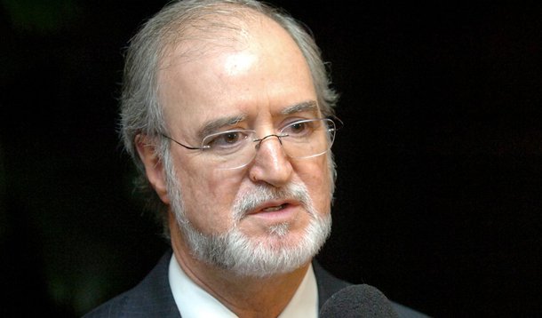 Preso pelo mensalão tucano, Azeredo se desfilia do PSDB Preso pelo mensalão tucano, Azeredo se desfilia do PSDB