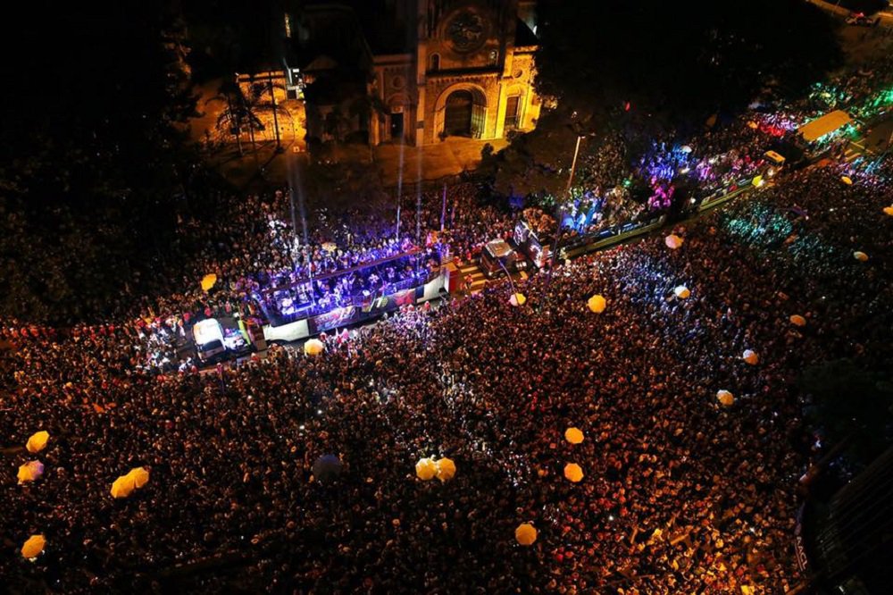 No carnaval paulista, multidão protesta contra Bolsonaro www.brasil247.com - No carnaval paulista, multidão protesta contra Bolsonaro