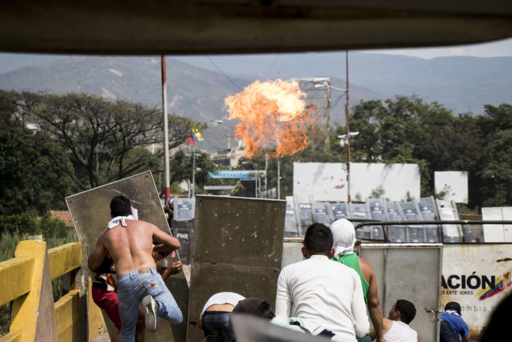 Confronto na fronteira da Colômbia com Venezuela deixou 285 feridos (Foto: Elyxandro Cegarra) Confronto na fronteira da Colômbia com Venezuela deixou 285 feridos
