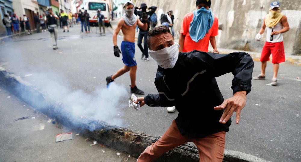 Manifestantes e militares venezuelanos se enfrentam na fronteira com a Colômbia (Foto: Reuters) Manifestantes e militares venezuelanos se enfrentam na fronteira com a Colômbia