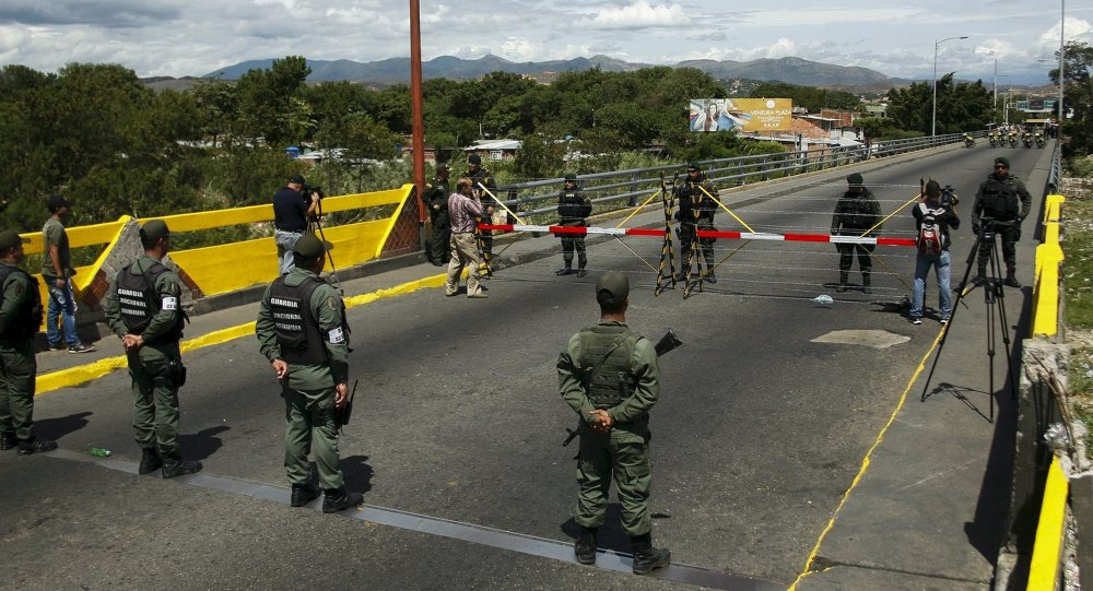 Oposição prepara confrontos com tropas venezuelanas e tensão sobe na fronteira (Foto: © REUTERS / Carlos Eduardo Ramirez) Oposição prepara confrontos com tropas venezuelanas e tensão sobe na fronteira